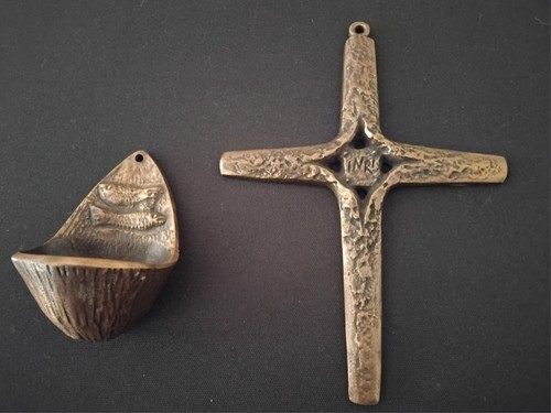 Kreuz und weihwasserbecken - kreuz,